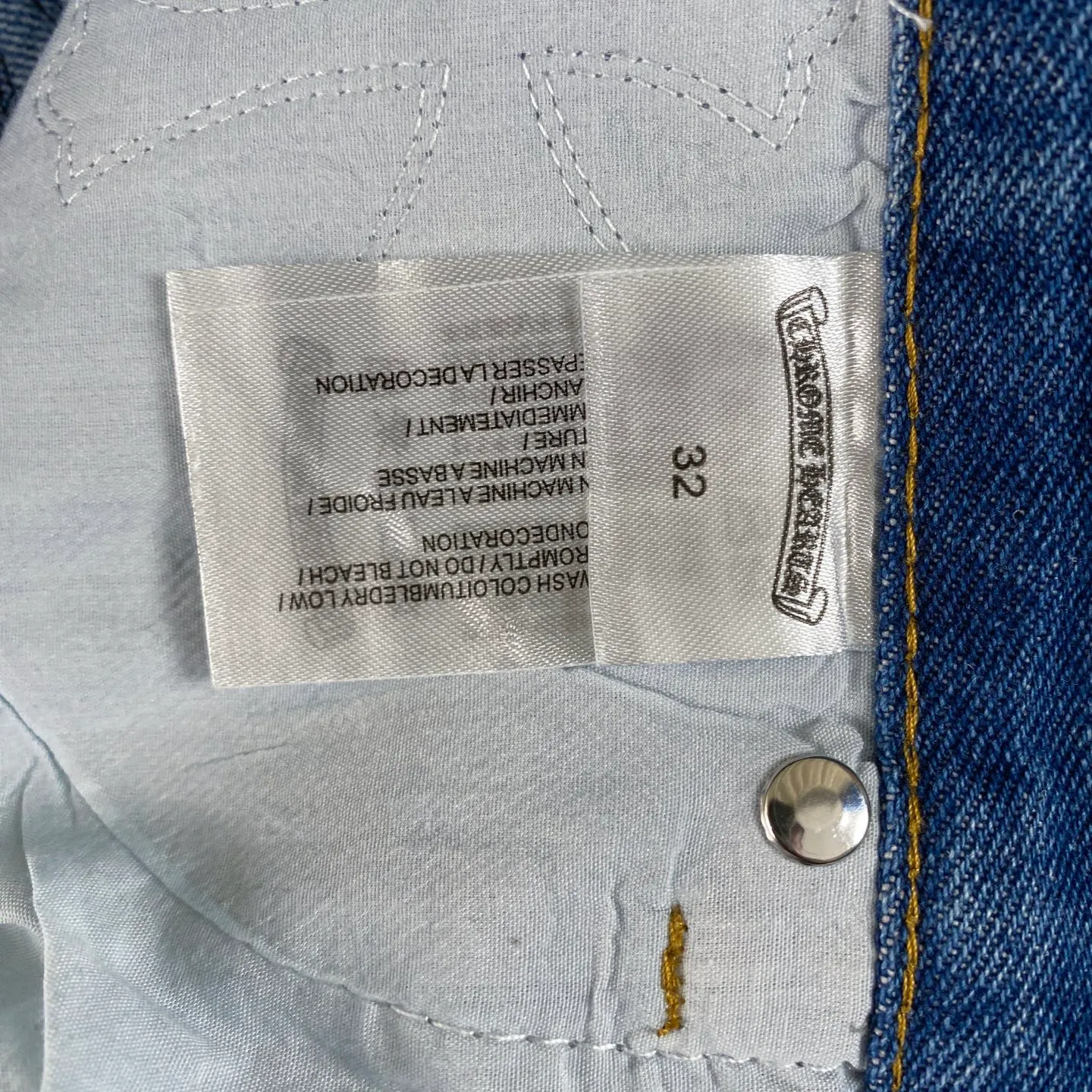 P240 CH Chromehearts black and white cross patch leather jeans, priced at 34W level, patchwork cross pattern embellishment, washed jeans! ! An absolutely high-end luxury product, a 1.9W-level god-level single product, a super popular product, made by top heavy industry, a magic weapon that cannot be missed! [About Zangyin] This is an extremely luxurious fashion brand that can also be called the aristocracy of the high street. It has always been an exclusive brand for some hipsters or rich second generations. Compared with ordinary high streets, it is more luxurious and noble. Compared with luxury brands, it is more fashionable and individual. It has always been a brand that I have a special liking for. [Top heavy industry fashion design] Consistently high-street luxury style. Speaking of this style, the Zangyin family and GU family are definitely the leading representative brands. Especially the Zangyin family has really achieved a state-of-the-art effect in creating high-street style. The unique washed material is used to create this style. The color system is already quite eye-catching. After it is decorated with patchwork cross flowers, it cleverly highlights the charm of the brand. Secondly, this style uses classic The high-waist cutting design highlights the long legs and fashionable temperament of the upper body. The brand is highly recognizable and the slim fit configuration is more suitable for daily wear. It is a product that interprets personality, fashion, and specifications at a glance. This single product is enough to make any fan excited. It can be a white T-shirt for a youthful college style, or a tight suspender for a royal style. It has strong matching ability and can be easily controlled by men.  [Materials and craftsmanship] Needless to say, this point goes without saying. As an excellent craftsman brand, Zangyin’s requirements for details and craftsmanship are really perfect. The washed color of this model has gone through so many processes, not to mention the embellishment of denim appliques. It is also purely hand-made and sewn. Just like what they believe in, only hand-made things have soul and have the meaning of wear. A top-notch heavy-duty fashionable denim item, I look forward to your perfect interpretation! !  Color: blue Size: 28-36